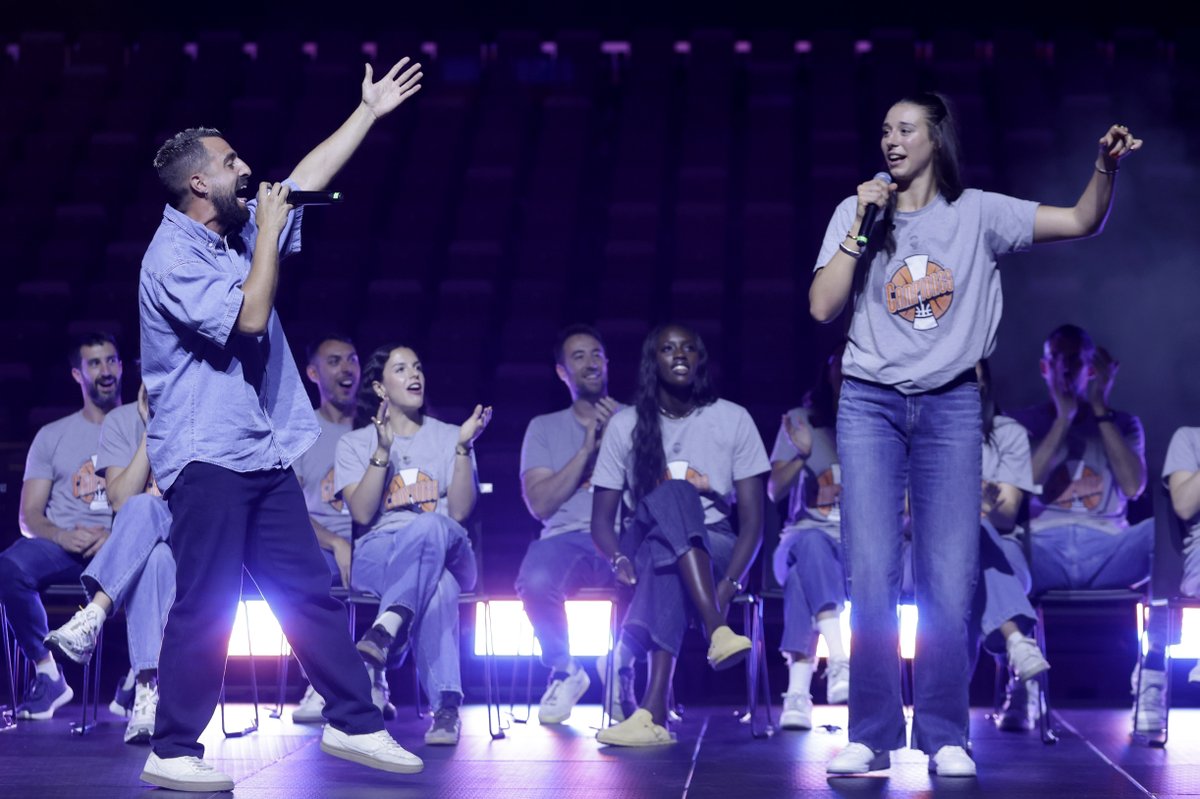 𝙍𝘼𝙌𝙐𝙀𝙇 𝘼𝙇 𝙈𝙄𝘾𝙍𝙊 🎤⚡️ Sabíamos que Raquel carrera dominaba el parqué... pero lo que no sabíamos es que también tendría un futuro asegurado como cantante 😜🎤 ¡Vaya momentazo nos dejó junto Àrtur cantando Mediterrànea! 😍
