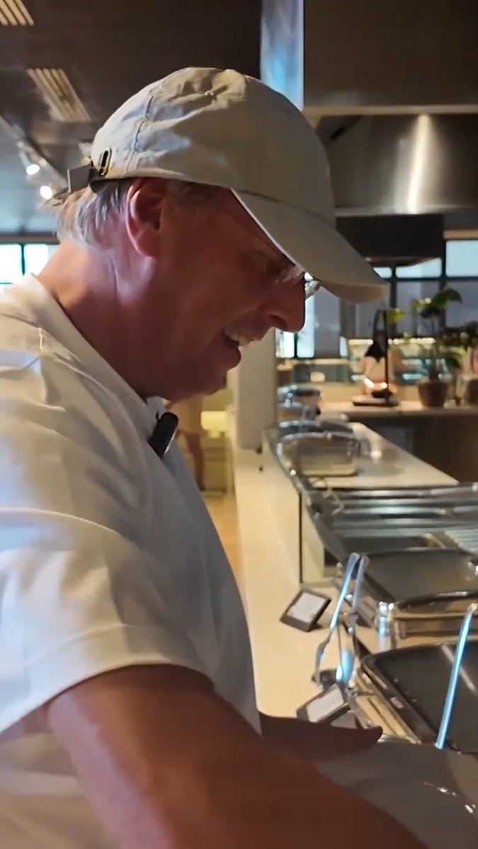 Chris Woerts geniet van kindermenu op Curaçao: 'Lekkerder dan klaarkomen!' 🍟🌭 #vandaaginside