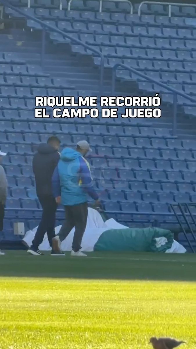 โถ๏ธJUAN ROMรN RIQUELME, presente en el CAMPO DE JUEGO de LA BOMBONERA a horas del encuentro decisivo de #Libertadores ante Cruzeiro.