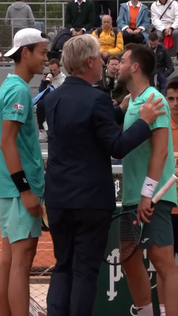There were heated scenes at Roland-Garros as the umpire had to separate Pedro Martinez and Reik Sakamoto after their qualifying match 💢