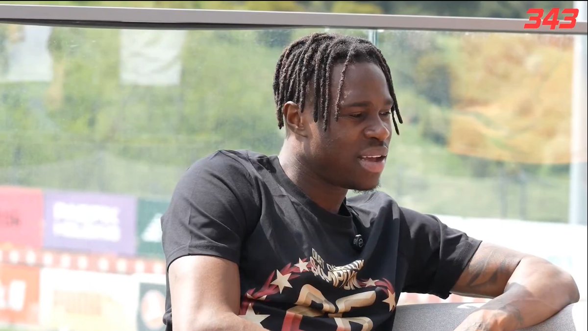 Soru: "Galatasaray'dan ayrılmak gibi bir planın var mı?" (343) Wilfried Singo: "Hayır, şu anda buradayım. Buraya geldim ve burada büyük şeyler başarmak için hayallerim var. Burada bunun için çalışmak istiyorum."