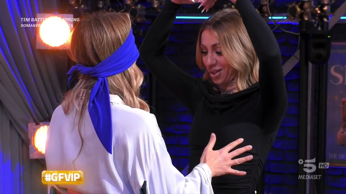 Brava Lucia, hai indovinato: è proprio tua sorella Antonia 💖 #GFVIP