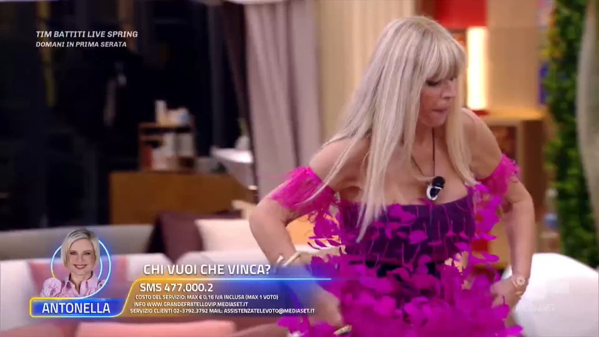 ilary insegnando ai colleghi precedenti come condurre questo reality bravissima