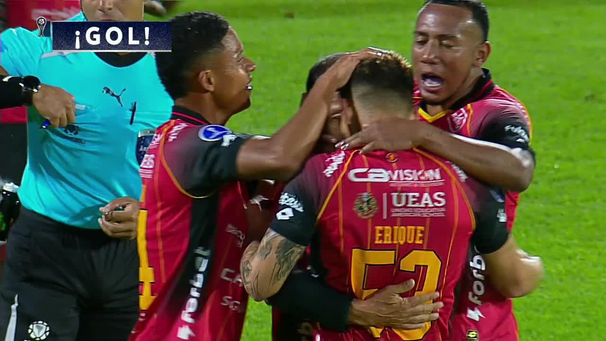 El INSÓLITO gol en contra de Cardozo para el empate 1-1 de Deportivo Cuenca frente a Recoleta en la #Sudamericana. 📺 #DisneyPlus Plan Premium