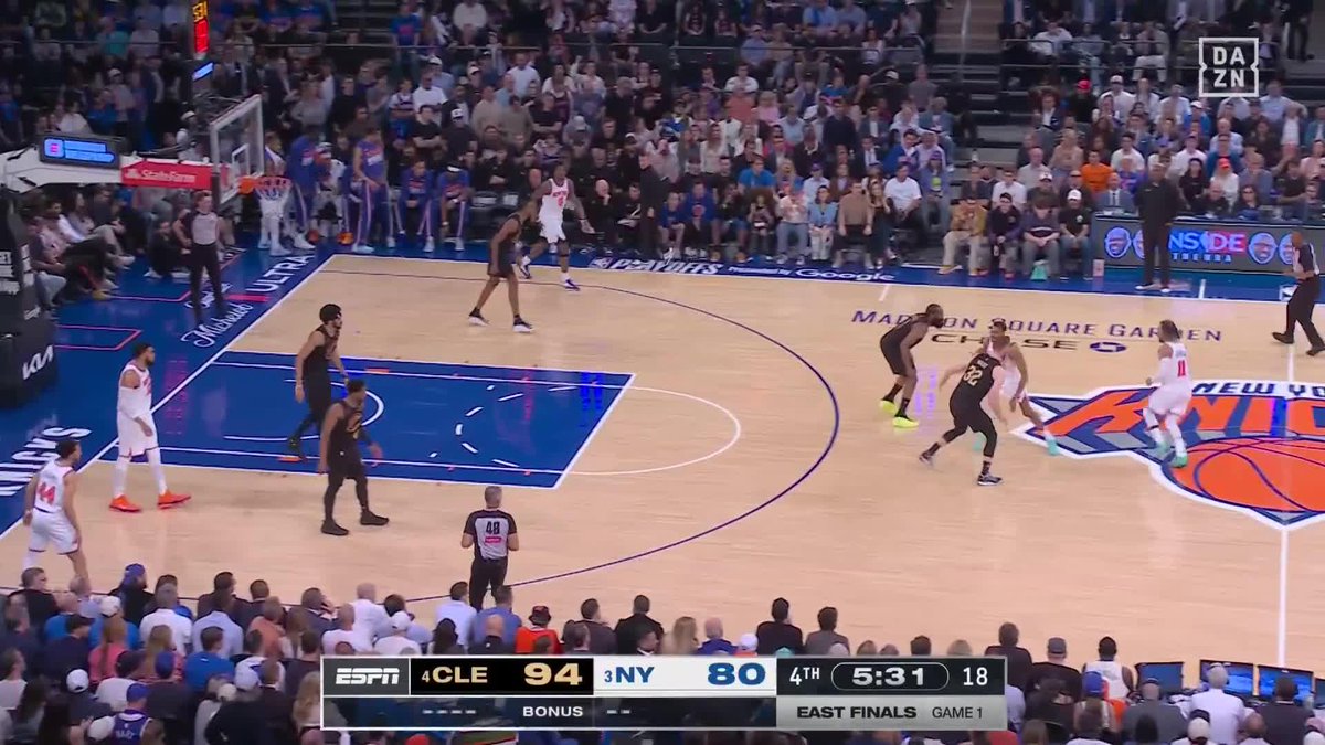 Para poner dinamita a un partido que estaba muerto... LLAMEN A JALEN BRUNSON 💣💥 ¡ESTE TÍO ESTÁ LOCO! #NBAxDAZN 🏀 🇺🇸