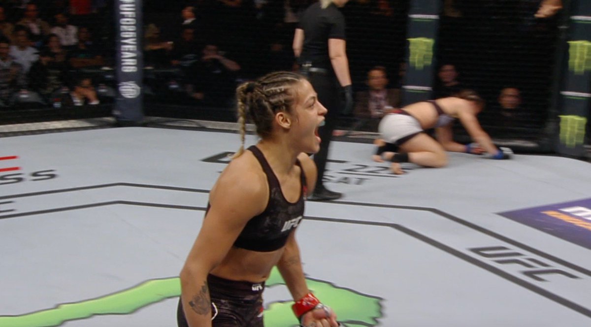 8年前の今日⌛️ #UFCFightNight129 🇧🇷ポリアナ・ボテーリョ × 🇯🇵朱里 当時、MMA戦績6勝0敗の女子プロレスラー朱里がUFC2戦目に挑戦！ 1R序盤にボテーリョのボディへのミドルキックをもらい後ろに下がると、強烈なパンチの連打でTKO負け…