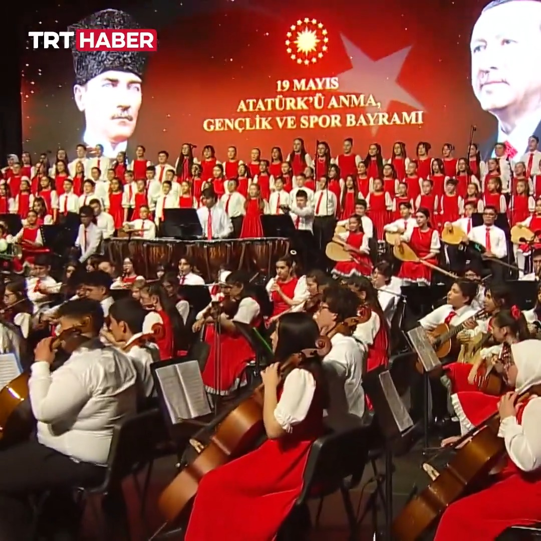 Cumhurbaşkanlığı Çocuk Orkestrası ve Korosu, #19Mayıs Atatürk'ü Anma, Gençlik ve Spor Bayramı'na özel konser verdi. Beştepe'deki konsere Cumhurbaşkanı Erdoğan ve eşi Emine Erdoğan da katıldı. 260 kişiden oluşan koro, gönüllere işlenmiş eserleri dinleyicilerle buluşturdu.