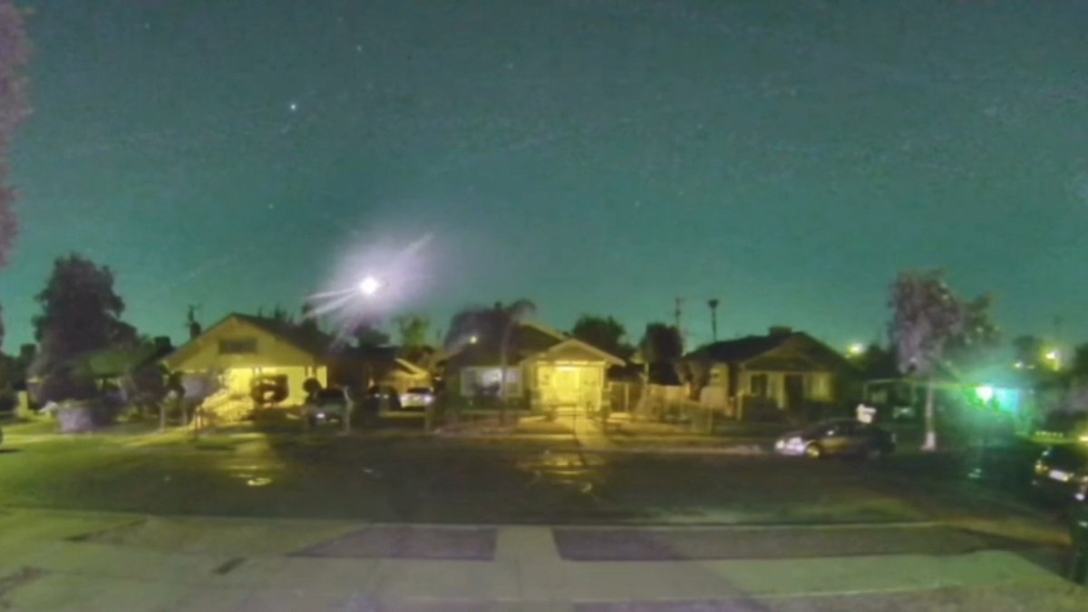 🇺🇸 A glowing object streaked over Fresno last week, bright enough to light up the sides of houses. Witnesses described it as unusually low. Security cameras caught it from multiple angles. Five days later, still no official word on what it was.