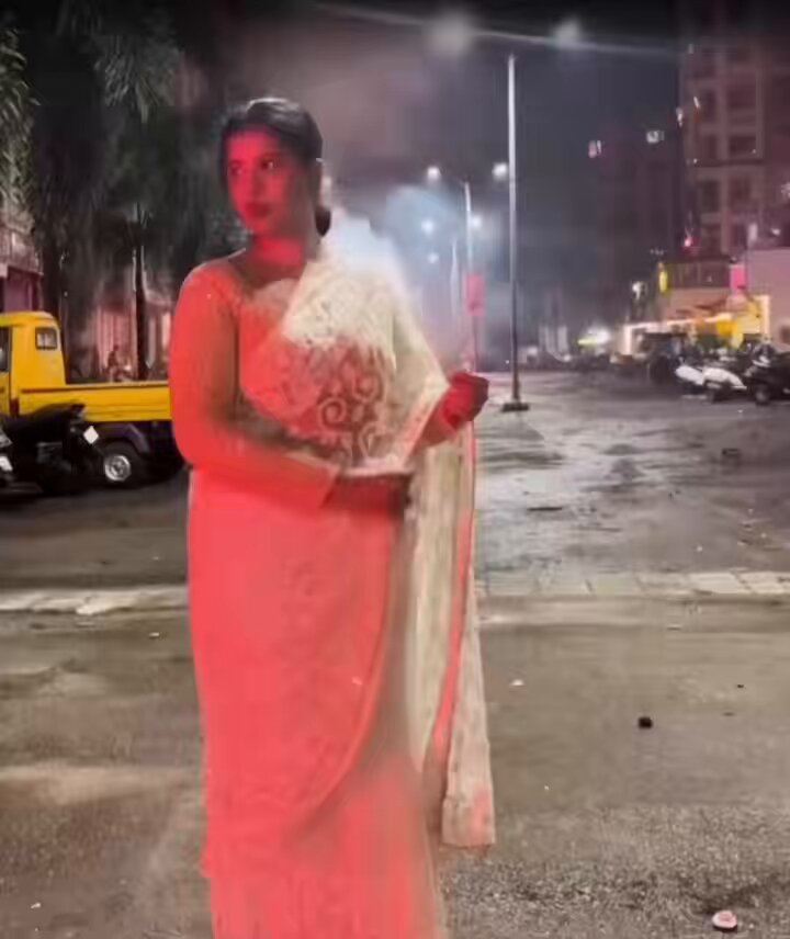 Ipdi oru Lakshmi Vedi Pondatiya irundha maasam maasam Diwali kondadalam polaye 👀