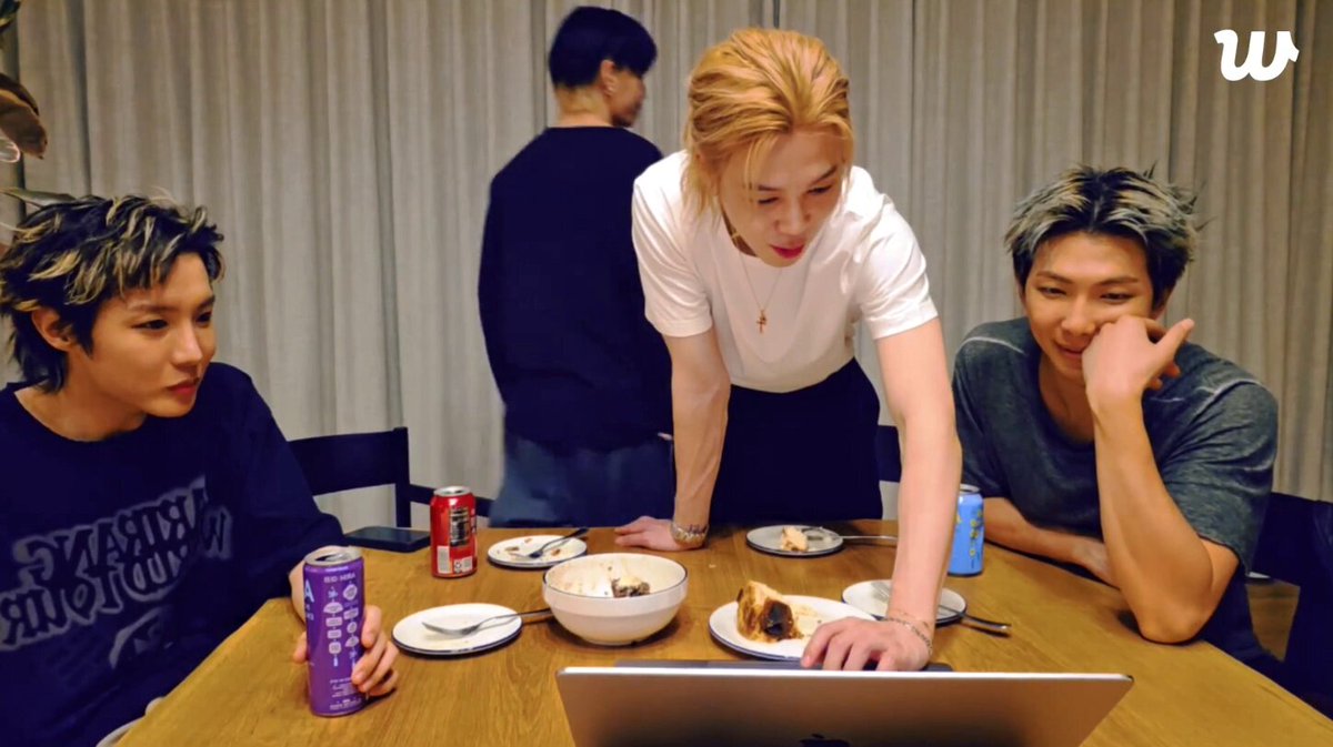 🐥 "Please show us your back tattoo." 🐨 Ah, they could see your tattoo. Did you see the clips? 🐻 The tattoo? 🐨 Yeah. 🐻 Because Jimin pulled it up. 🐥 Me? 🐻 You pulled up my shirt like this. 🐥 I'm sorry! 🐻 It's okay! 🤝 I'd already posted it on IG. +