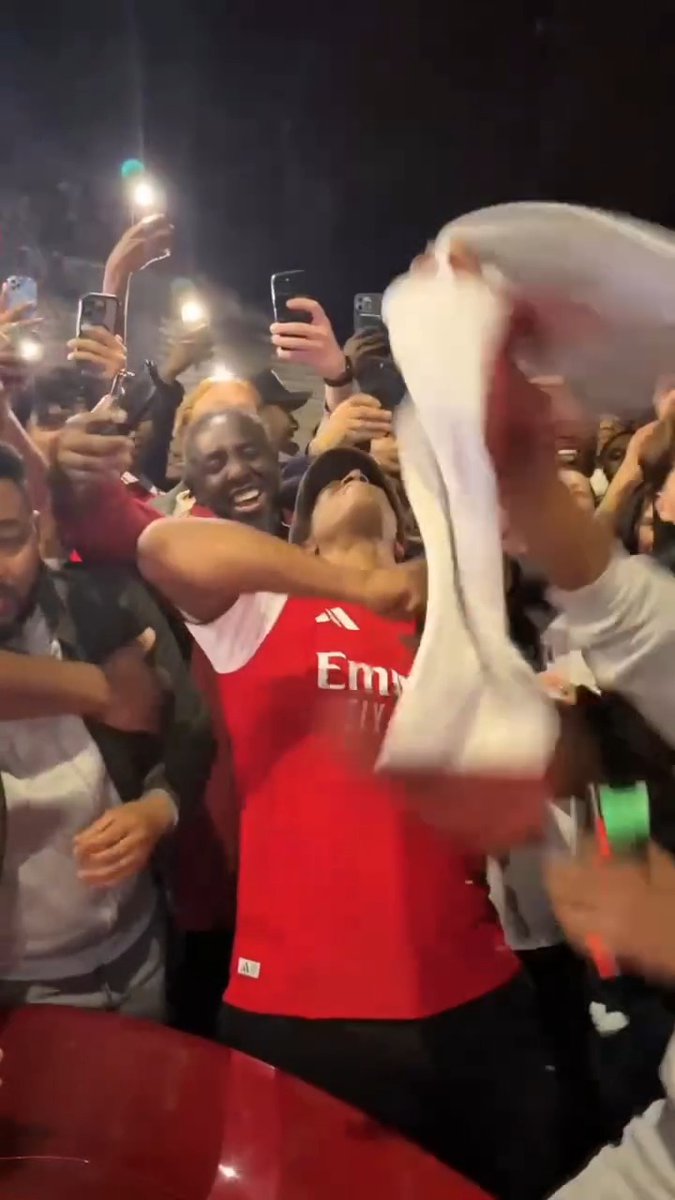 Ian Wright popping bottles outside of The Emirates last night 🍾 🍾 🍾 (via wrightyofficial/IG)