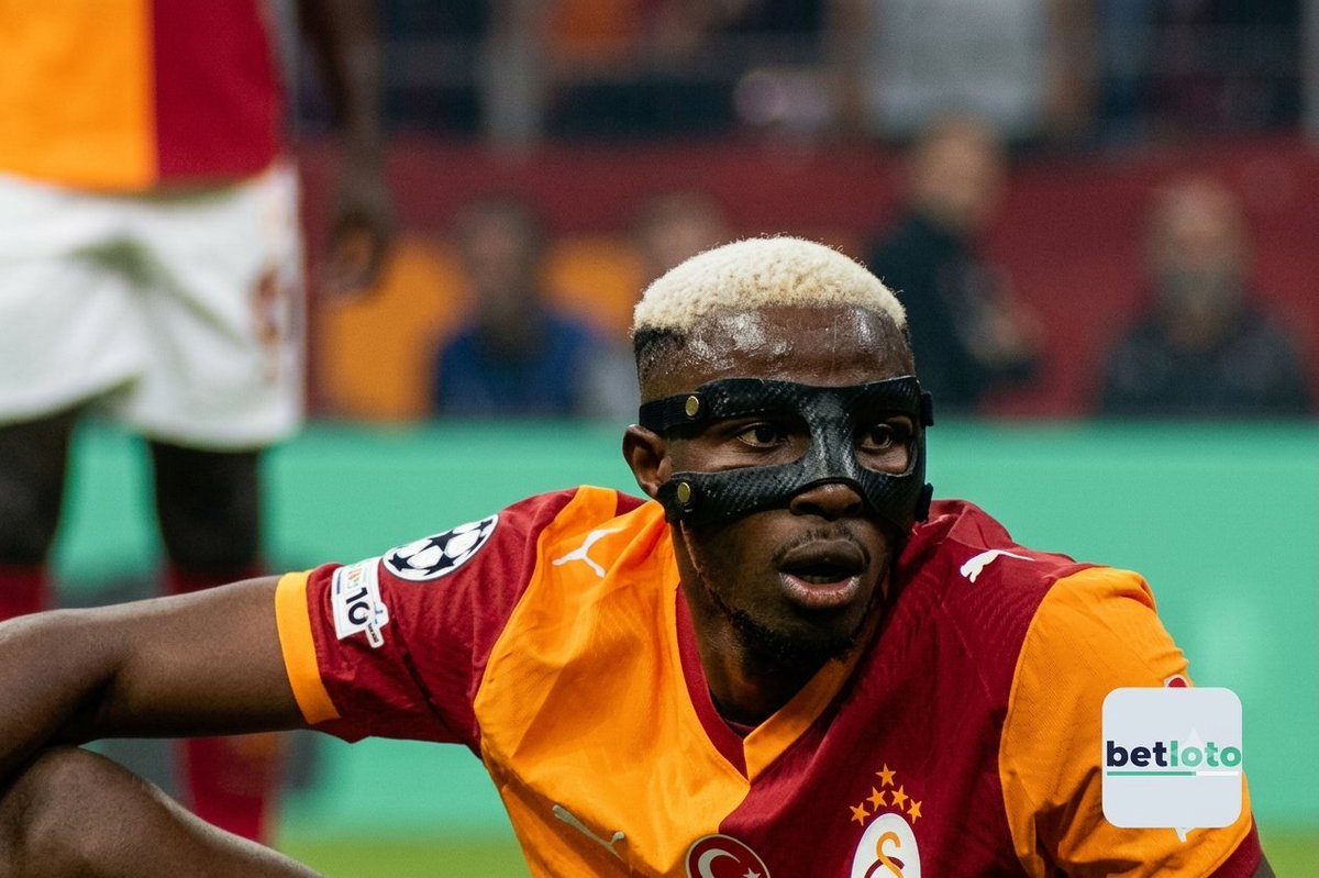 Victor Osimhen yaptığı inanılmaz pres sonrası yere oturarak golü izliyor