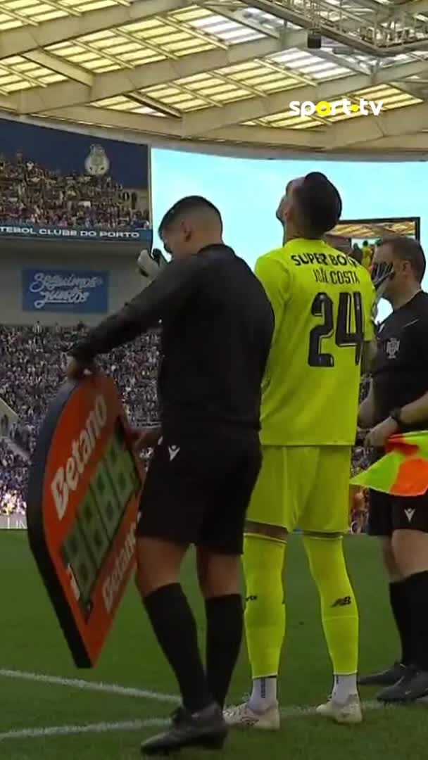 🇵🇹🧤 This is incredible. João Costa joined Porto at the age of 10. He made his DEBUT for the Porto first team at the age of 30. It was also in the match that Porto were celebrating their league title! 👏 Farioli made sure to give him that moment. ❤️