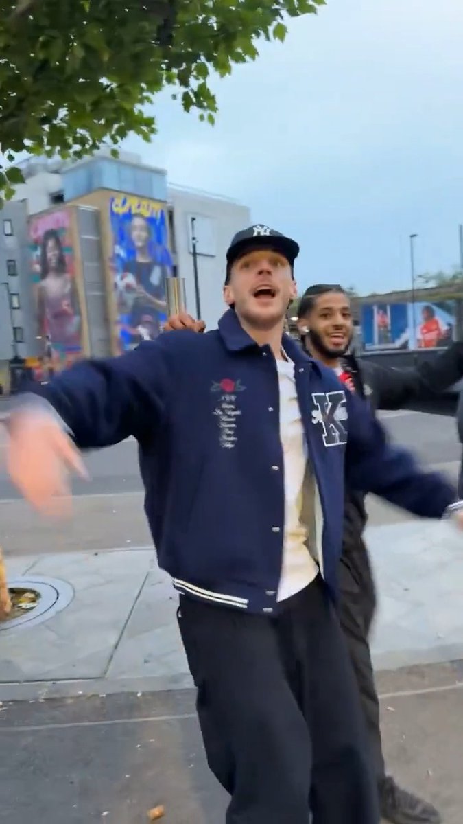 Declan Rice taking a group photo with Arsenal fans outside The Emirates at 5am ❤️ 📸 (via MOE ٥٠ champions of england 🏆🏆1️⃣4️⃣)