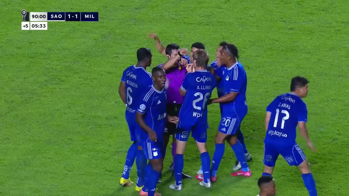 😳 Última pelota de la noche y Millonarios se iba a la contra en Brasil ante San Pablo con el partido 1-1, pero el árbitro, en plena jugada... ¡TERMINÓ EL PARTIDO! 📺 #DisneyPlus Plan Premium