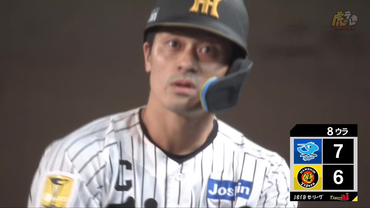 8回裏、二死満塁のチャンスで坂本選手がレフト前2点タイムリーヒットを放つ！！