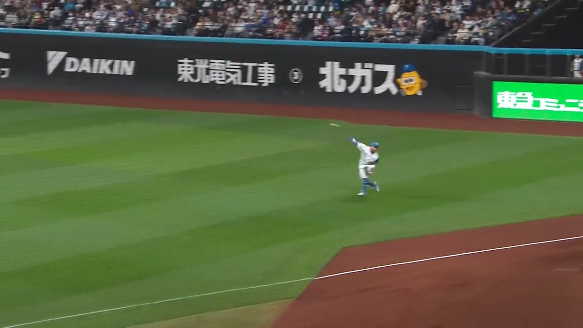 勝ち越しは許さない！💪 今日も強肩を見せた‼️ 北海道日本ハム 万波中正 選手の好返球でホームタッチアウトのダブルプレー！🔥 👇ライブ配信・見逃し配信を見る
