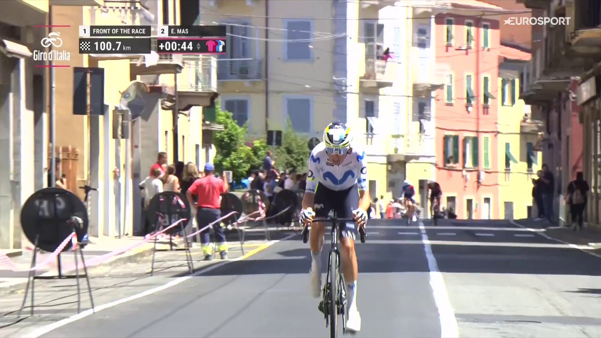 Paren las máquinas. Saquen las trompetas. 🎺 Enric Mas cambia el chip y busca la disputadísima fuga del día en la 11ª etapa del #Giroditalia. #LaCasaDelCiclismo