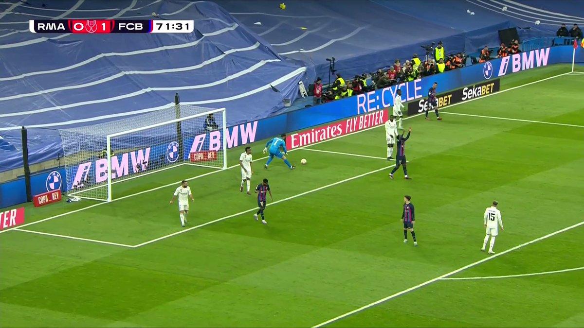 ابلغ وصف لهذي اللقطه، فاتي لاعب برشلونة يُدافع عن مرمى ريال مدريد..