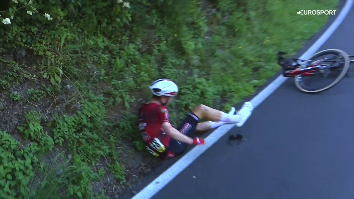 🚴🇮🇹 | Er gaat bij veel Scorito-spelers gevloekt worden, want de veel gekozen Scaroni, Zana en Van Eetvelt gaan onderuit in de kopgroep. Voor Zana lijkt de ritzege ver weg nu. #GirodItalia Wielrennen 👀 HBO Max