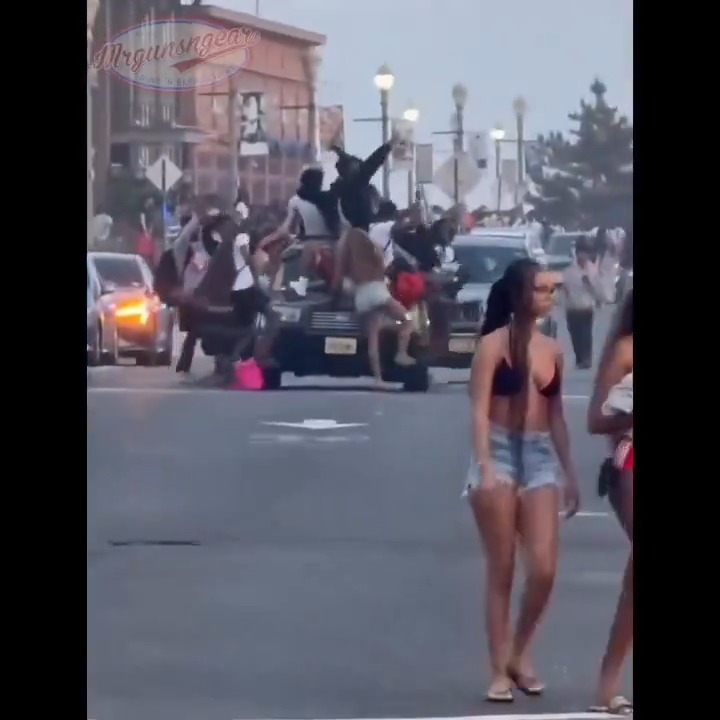 New Jersey police have implemented a curfew after large crowds of "teens" have started taking over streets and shopping centers around Pier Village in Long Branch over the past two evenings. Avoid democrat ran cities accordingly... #CityLife #decay #FailedState #decay #progress #crime #newjersey #longbranch #3rdWorld #democrats #urban