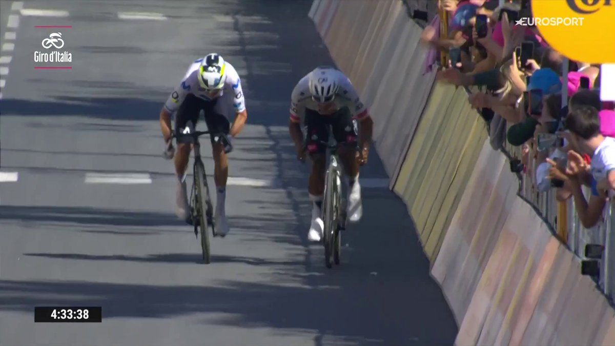 Enric Mas da sentido a su #Giroditalia 👏🏼🥈 El mallorquín de Movistar Team sucumbe ante 🇪🇨🦎 Jhonatan Narváez, triplete en Chiavari, tras ser el más fuerte para arriba en la 11ª etapa. #LaCasaDelCiclismo