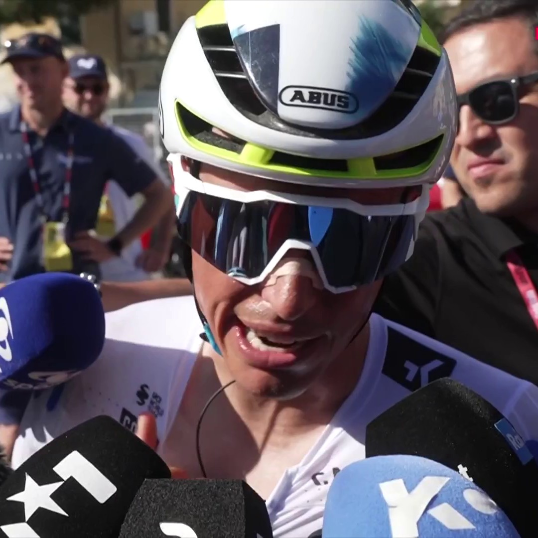 🗣️ Enric Mas Nicolau, autocrítico tras su lucha ante Narváez en la 11ª etapa del #Giroditalia: "Le he arrancado muy mal, desde adelante" "Nunca es bonito hacer 2º, pero tras el virus de la última semana, vamos sacando la cabeza otra vez" #LaMontonera