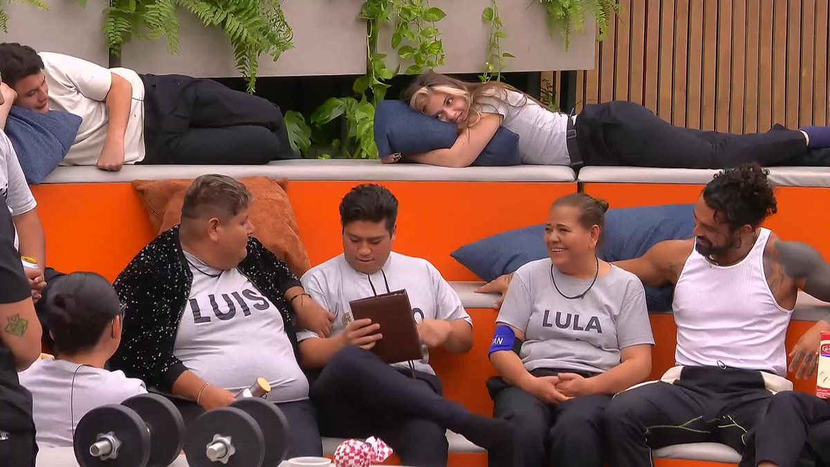 ¡Se quedó fría! Luis no creyó que Carmen le respondiera así en pleno Notibola. #MasterChefMx 24/7, lunes a viernes 8:30 p.m. por #AztecaUno. 📺 Acceso Total en #DisneyPlus. 📲