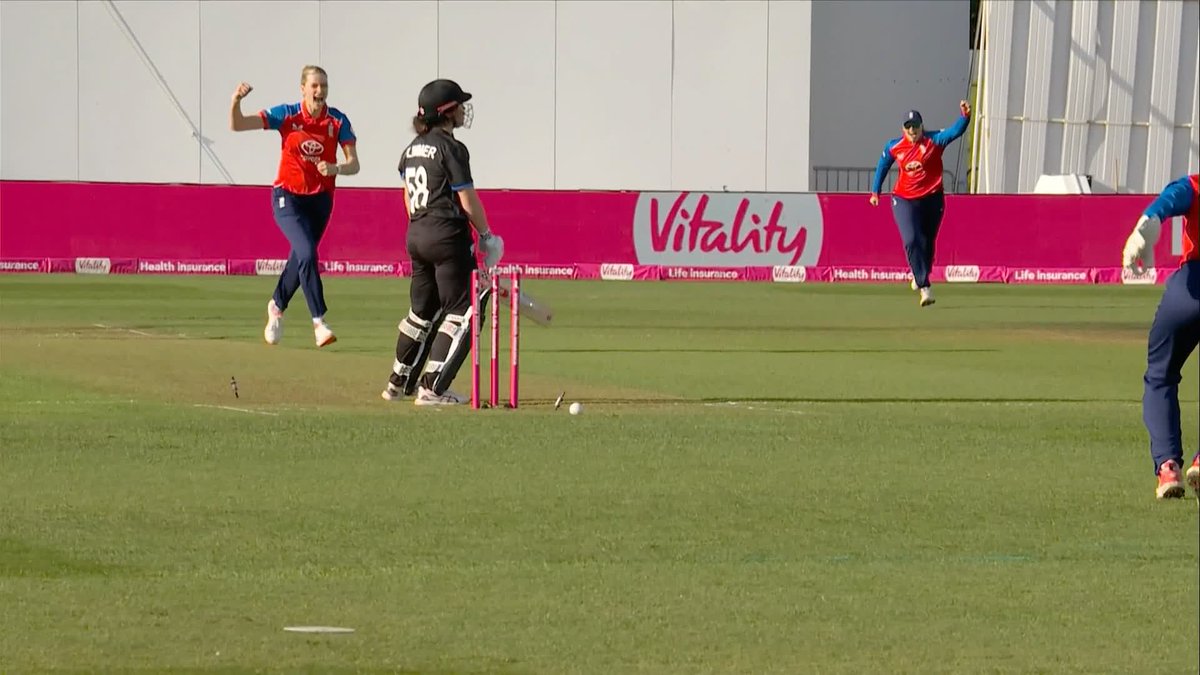 Lauren Bell strikes with the FIRST BALL of the match! 🔥