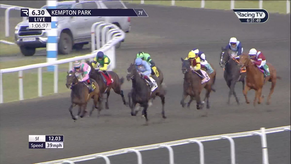 Crossbar finds the back of the net on debut! ⚽️ That's a third 2yo winner of the season for the in-form Clive Cox. 🟢⚫️ Rossa Ryan