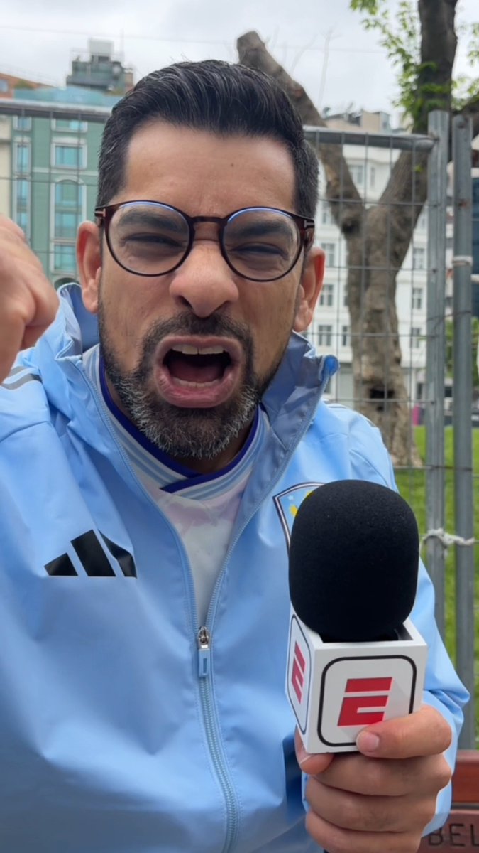 El fan más REAL del Aston Villa 👑 Le pedimos a la afición que imitara al Príncipe William y el resultado es increíble 😂