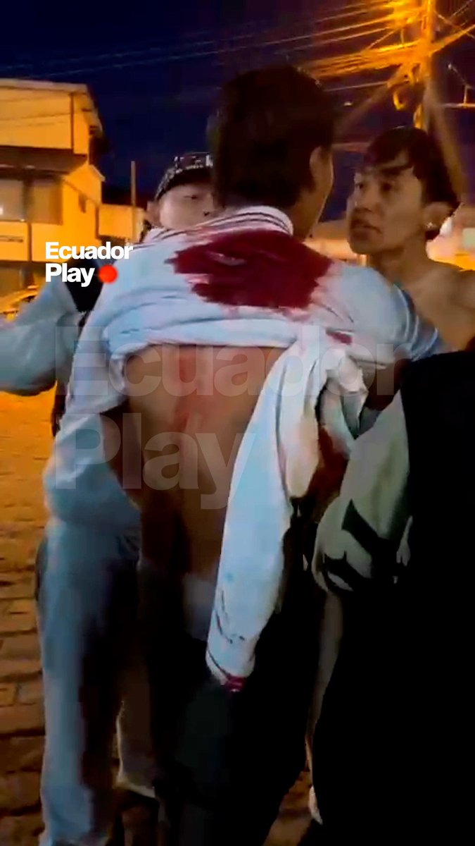 #URGENTE Momento en que un estudiante del Colegio Técnico Alangasí cae al piso tras recibir una apuñalada durante una riña en el parque de Alangasí, en #Quito. 🔪 El enfrentamiento habría involucrado a estudiantes de otro plantel educativo y terminó con un adolescente fallecido y otro en cuidados intensivos, ¿qué opinas?