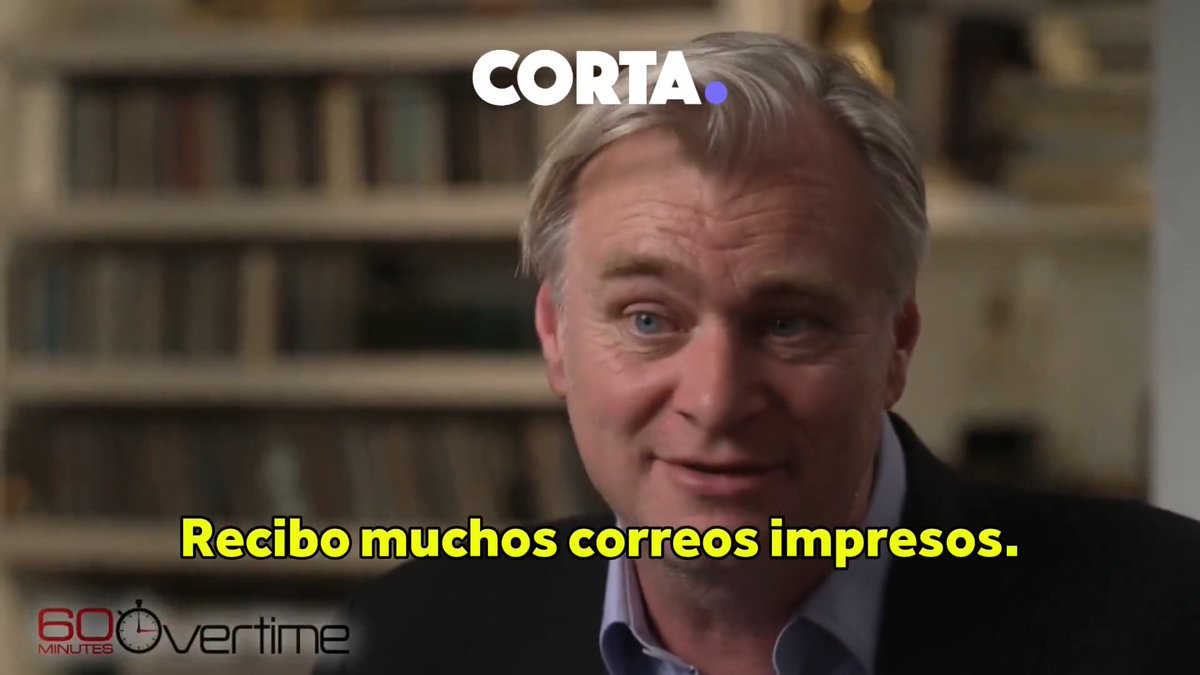 "No uso correo electrónico ni smartphones" Christopher Nolan contó que lleva "un teléfono plegable" cuando viaja, aseguró que vive "de la misma manera en la que solíamos vivir" y remarcó: "Me siento muy afortunado de no tener esposas digitales".
