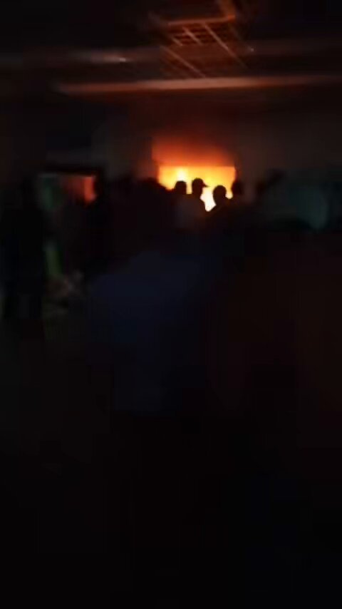 #RDC: Pas de Panique , la RVA rassure les voyageurs. l’Incendie de ce mercredi à l’aéroport International de N’djili a été maîtrisé . Il avait touché les installations d’Uganda Airlines touchées. Selon les premières informations, l’origine du sinistre serait liée à des équipements électriques restés branchés et allumés. Les autorités aéroportuaires restent toutefois prudentes et indiquent qu’une enquête est en cours afin de déterminer avec exactitude les circonstances de l’incendie. Presse RVA .