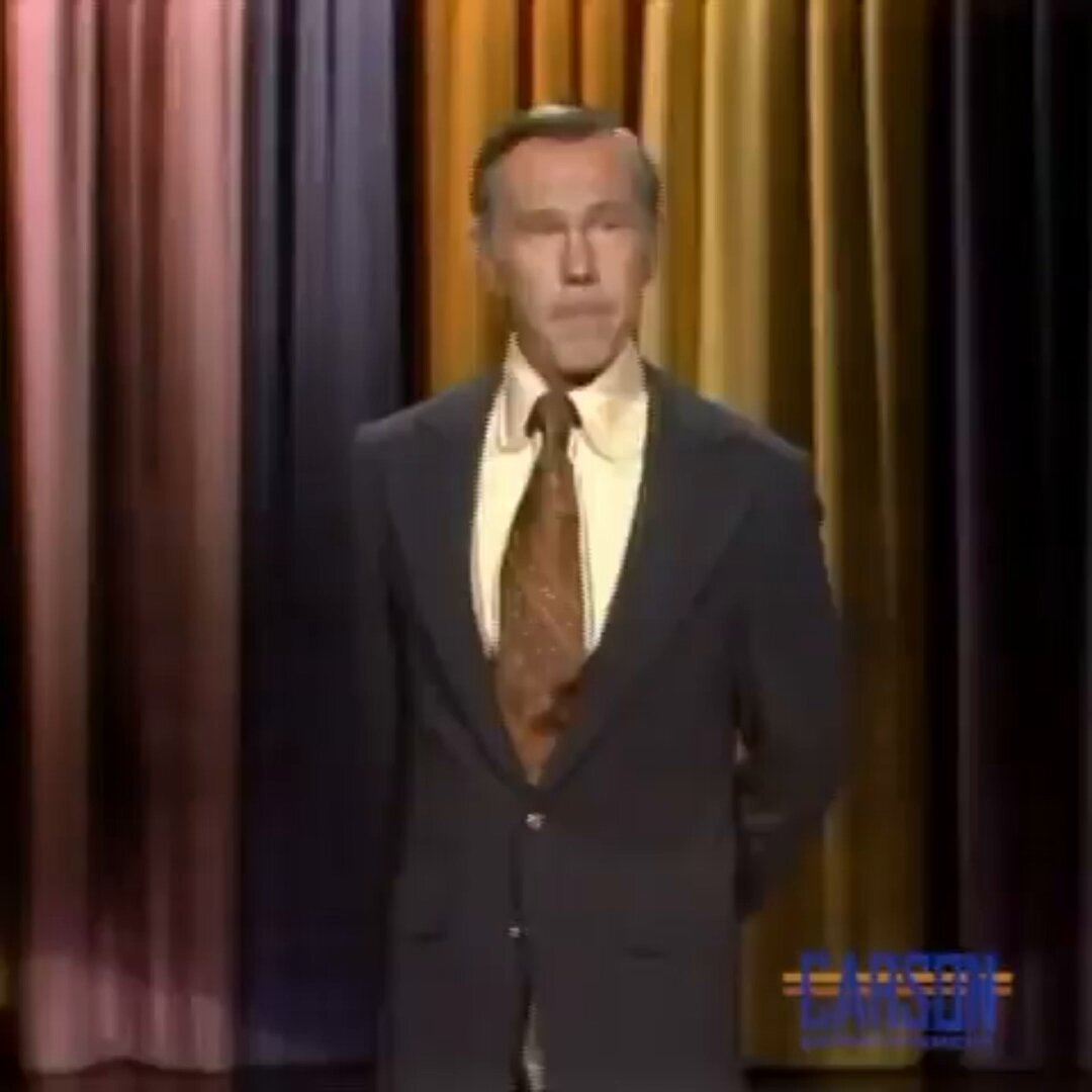 That time a streaker broke onto THE TONIGHT SHOW set mid-taping and scared the hell out of Johnny Carson 😂 perfect reaction from everyone