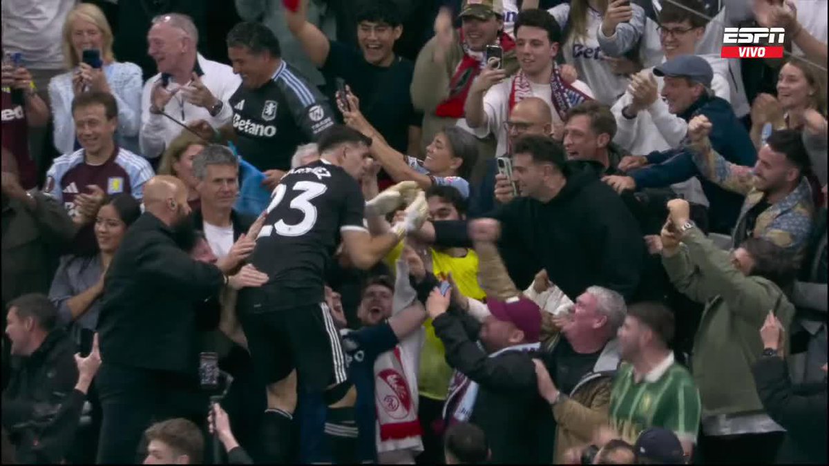 DOS CARAS: la tristeza del hincha de Friburgo y LA LOCURA DE FESTEJO DE DIBU MARTÍNEZ CON FACUNDO SAVA Y SU HERMANO ALEJANDRO MARTÍNEZ. 📺 Toda la #UEL por #DisneyPlus Plan Premium