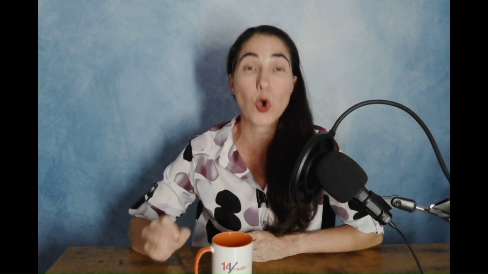 Desde La Habana, en medio de un apagón y con un operativo en los bajos de su edificio que le impide salir de casa este miércoles, la periodista cubana Yoani Sánchez comenta sobre la imputación de Raúl Castro y el significado político y simbólico de este hecho para Cuba. En su análisis, aborda además la relevancia de que el anuncio se produzca precisamente este 20 de mayo, fecha histórica para la nación cubana, marcada hoy por la vigilancia, la represión preventiva y los problemas para conectarse a internet. Una reflexión sobre justicia, memoria e impunidad, desde un país donde el poder intenta controlar la palabra, las calles e incluso la luz. #Cuba #YoaniSánchez #RaúlCastro #20DeMayo #DerechosHumanos #Apagón #LibertadParaCuba