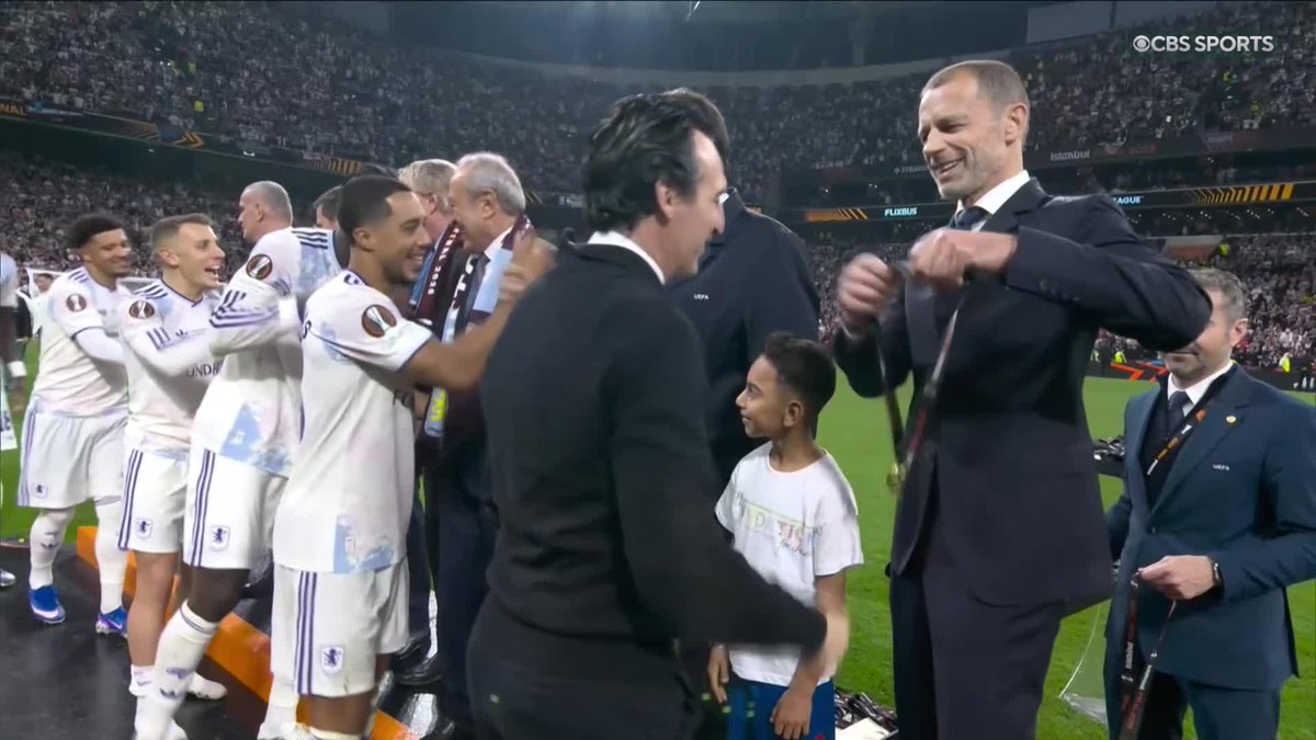 That connection 🥹 The bond between Unai Emery and these Villa players is something special ✨