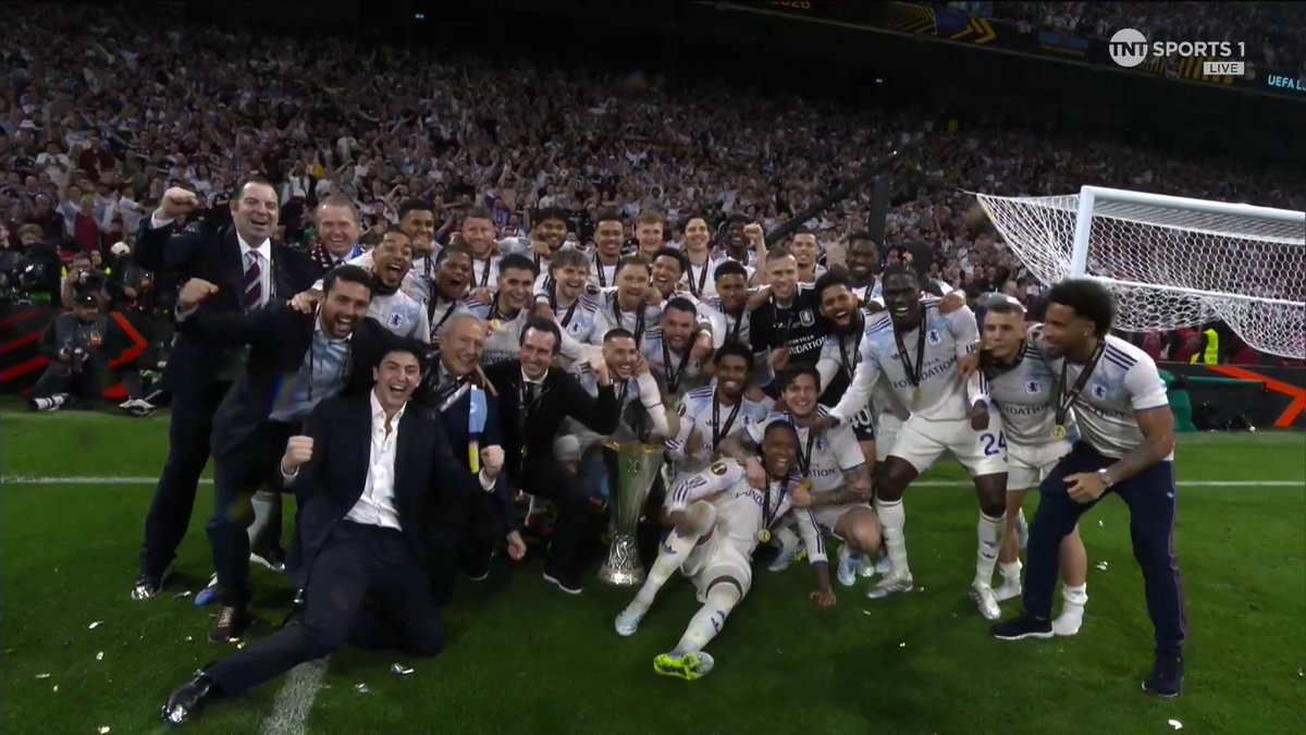 The Aston Villa players and staff pose together with the Europa League trophy after a historic night ✨📸 📺 TNT Sports &amp; HBO Max | Becky Ives 🎙️