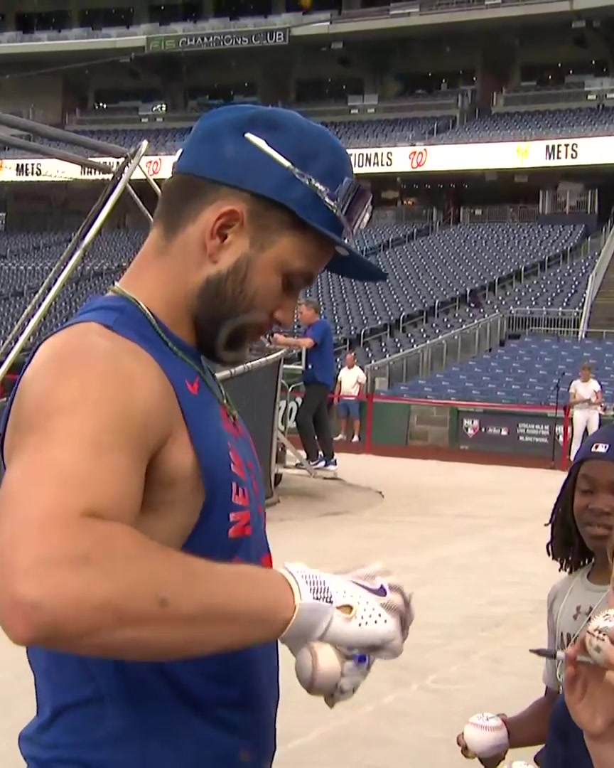 Bo Bichette signs autographs for fans in D.C. ✍️