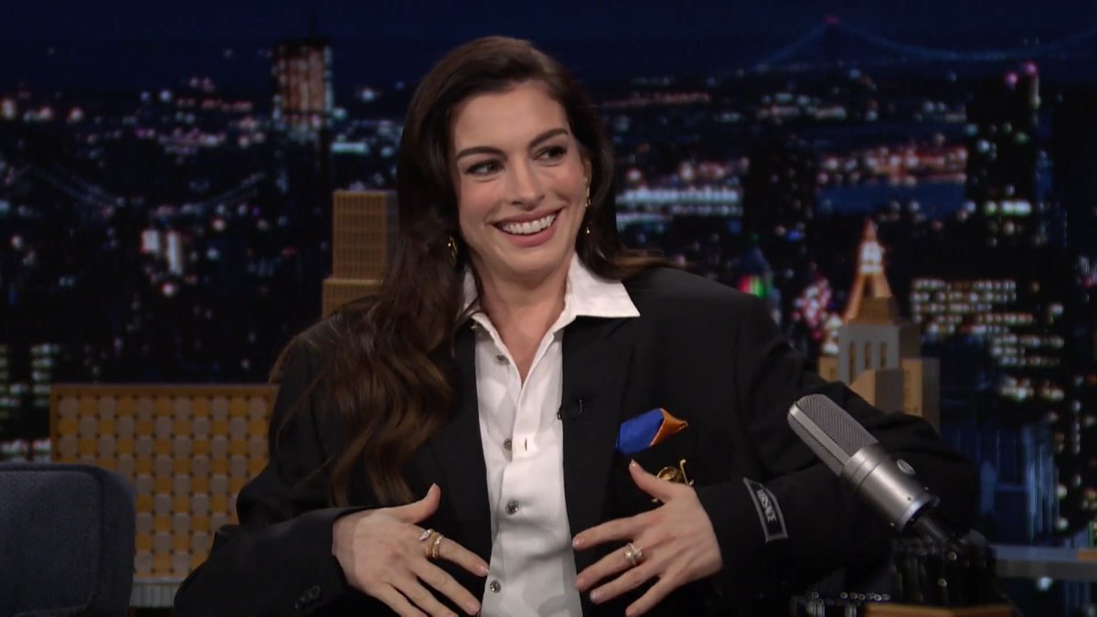 Anne Hathaway had to restrain herself from wearing a NEW YORK KNICKS jersey on the show 🤣 #FallonTonight