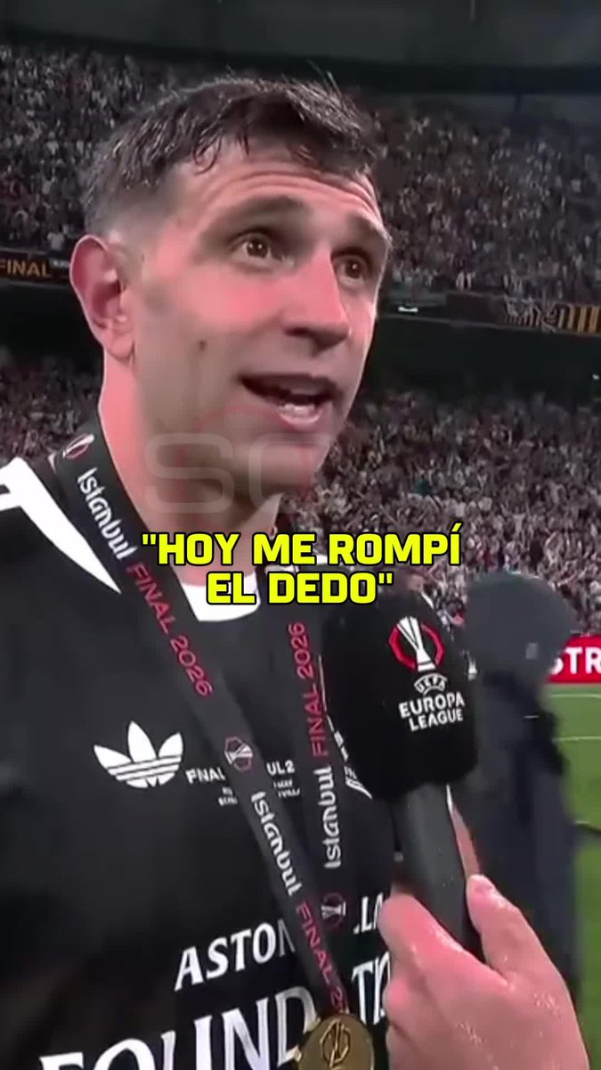 “ME ROMPÍ EL DEDO EN LA ENTRADA EN CALOR, cada vez que agarraba la pelota se me iba para el otro lado”. Así jugó la final Dibu Martínez. 😅🇦🇷