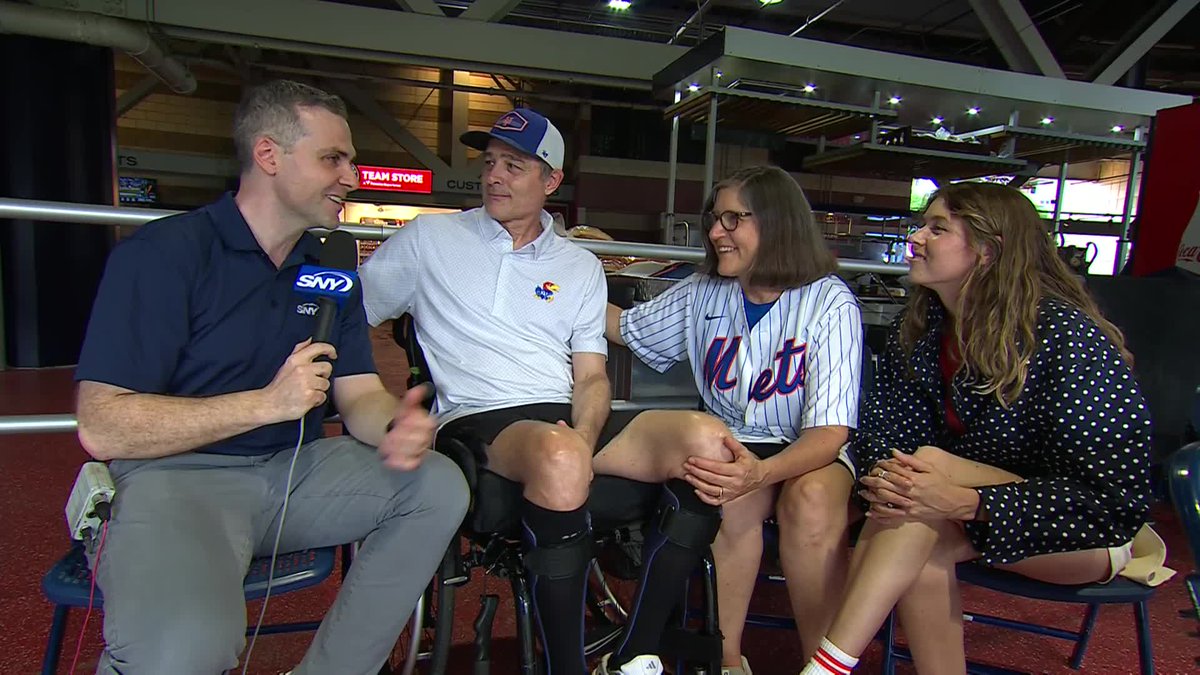 Zach Thornton's father, Paul, tells Steve Gelbs about the special hot dogs at Nationals Park ๐ ๐ญ