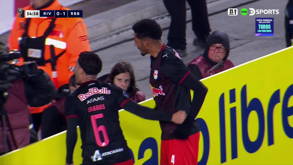 ¡GOL DE BRAGANTINO! Vinicius, de cabeza, marcó a los 35' del primer tiempo para abrir el marcador frente a River.