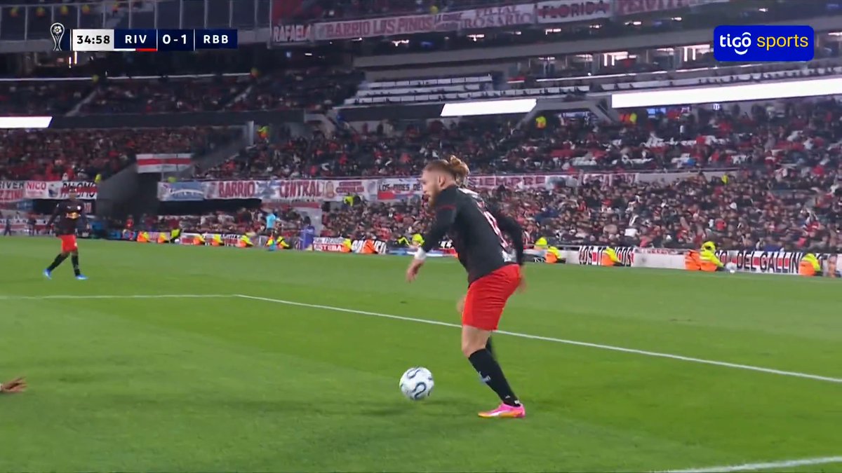 ⚽️ ¡QUÉ ASISTENCIA, PITTA! Isidro Pitta🇵🇾 bajó la pelota de manera magistral y mandó un centro preciso para que Alix Vinicius anote el gol de Bragantino ante River Plate. 📺Tigo Sports ▶️Viví la CONMEBOL #Sudamericana en