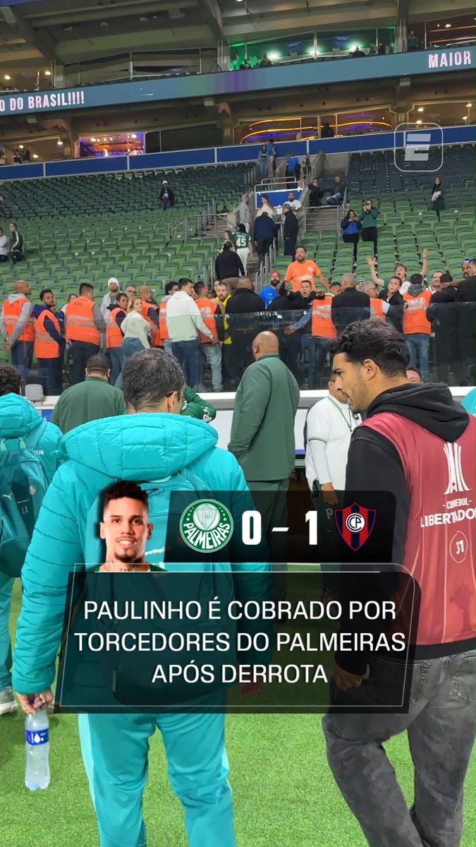 Paulinho foi cobrado por torcedores do Palmeiras no Allianz Parque após a derrota para o Cerro Porteño. 🎥 ESPN Brasil | SportsCenter Brasil