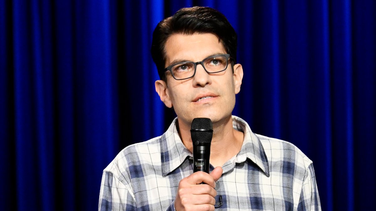 Dan Mintz has the word on the street 👀 #FallonTonight #StandUp