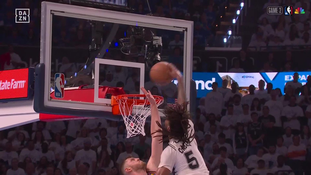 ¡NORMAL QUE HASTA WEMBANYAMA ALUCINE! 🤯 La bestialidad de mate de Stephon Castle 😯 ¡Con la frente tocando prácticamente el aro! 🔥 #NBAxDAZN 🏀 🇺🇸