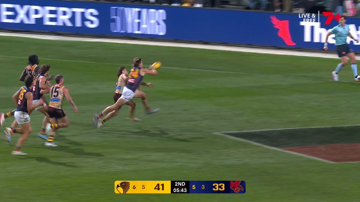 "If you're outside the nine it's a free kick." 🗣️ Kane Cornes on this free kick against Josh Worrell | #AFLHawksCrows