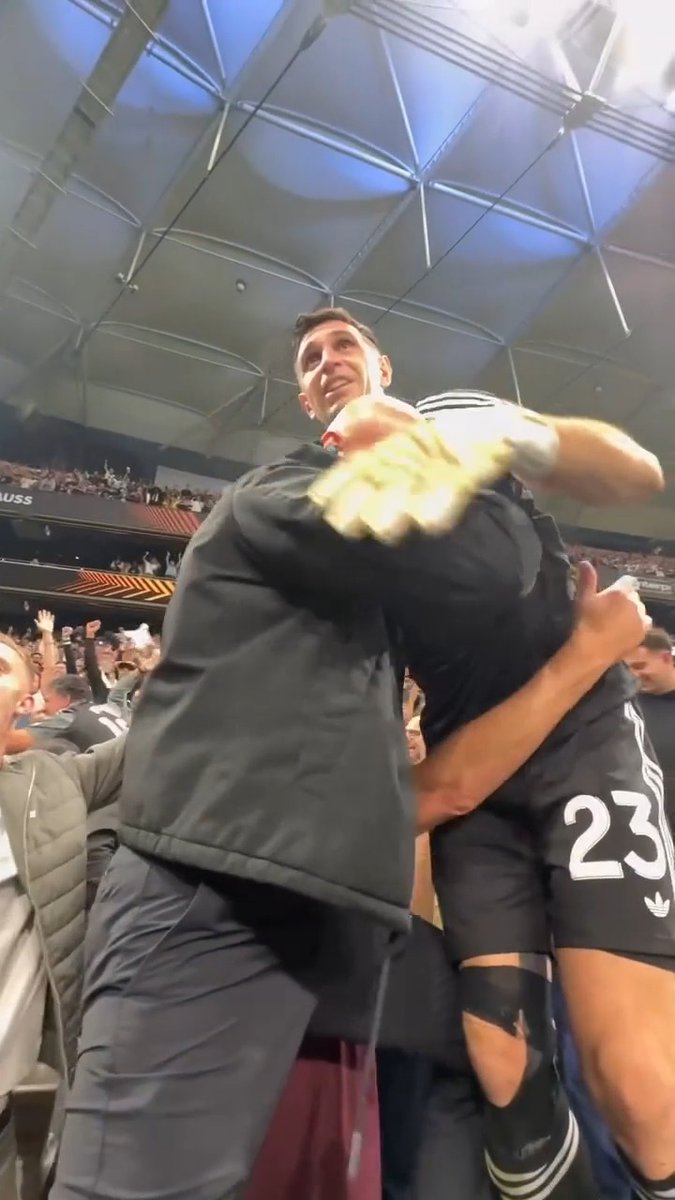 Emiliano Martinez, maçın ardından fileleri keserek hatıra olarak götürdü.